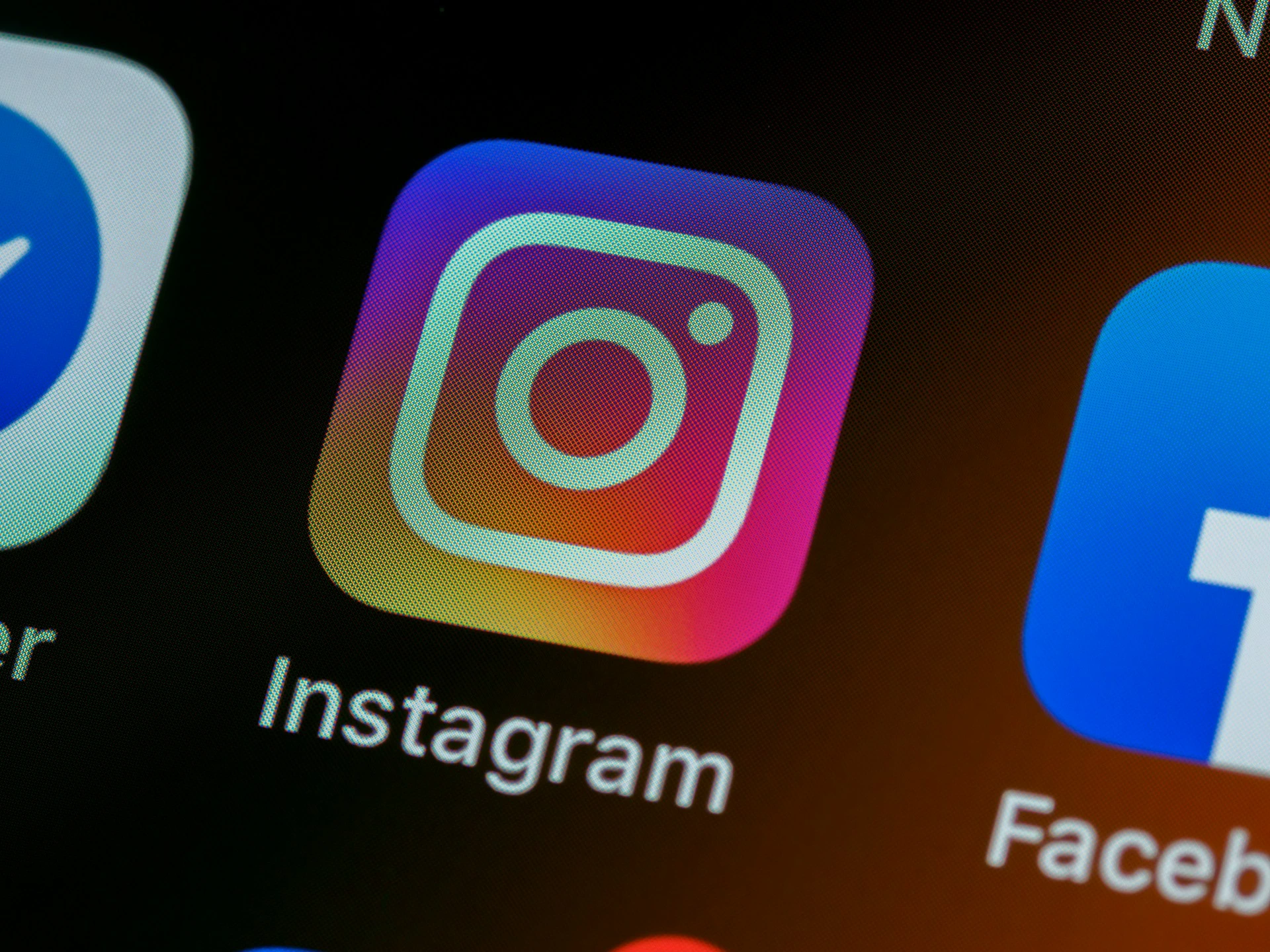 Meta licencie des employés dans plusieurs départements, y compris Instagram et WhatsApp