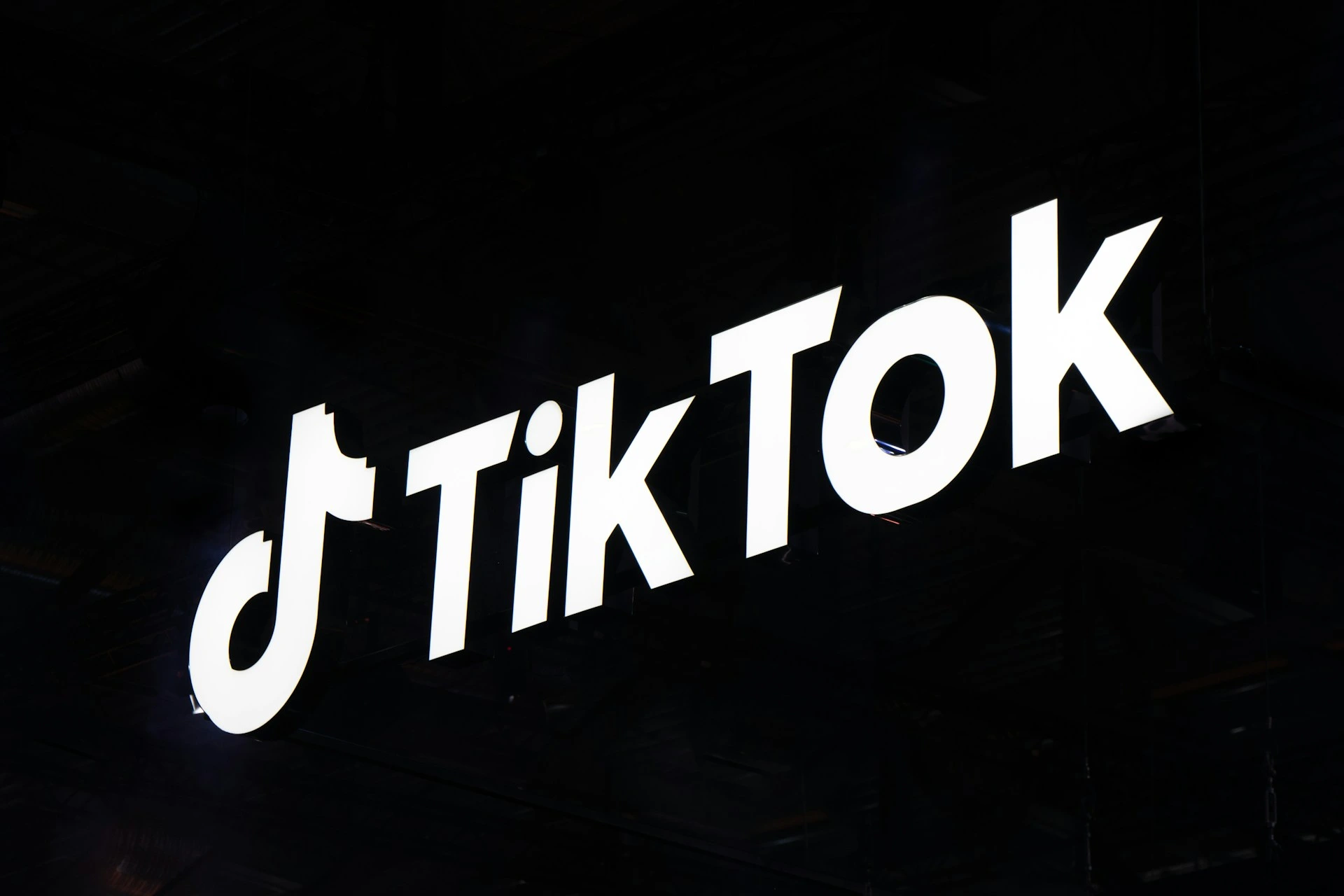 TikTok Licencie des Centaines d’Employés dans le Cadre du Changement de Modération de Contenu par IA