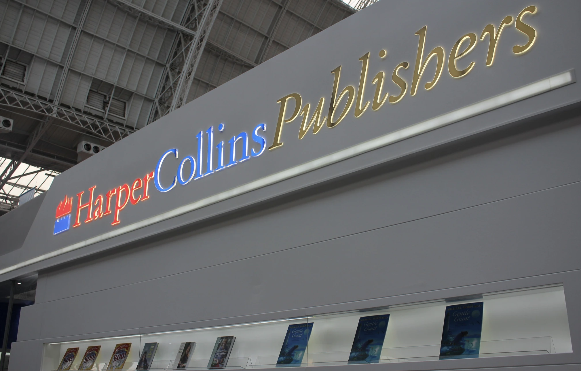 HarperCollins S’associe à une Entreprise d’IA, Les Auteurs Débattent de leur Participation