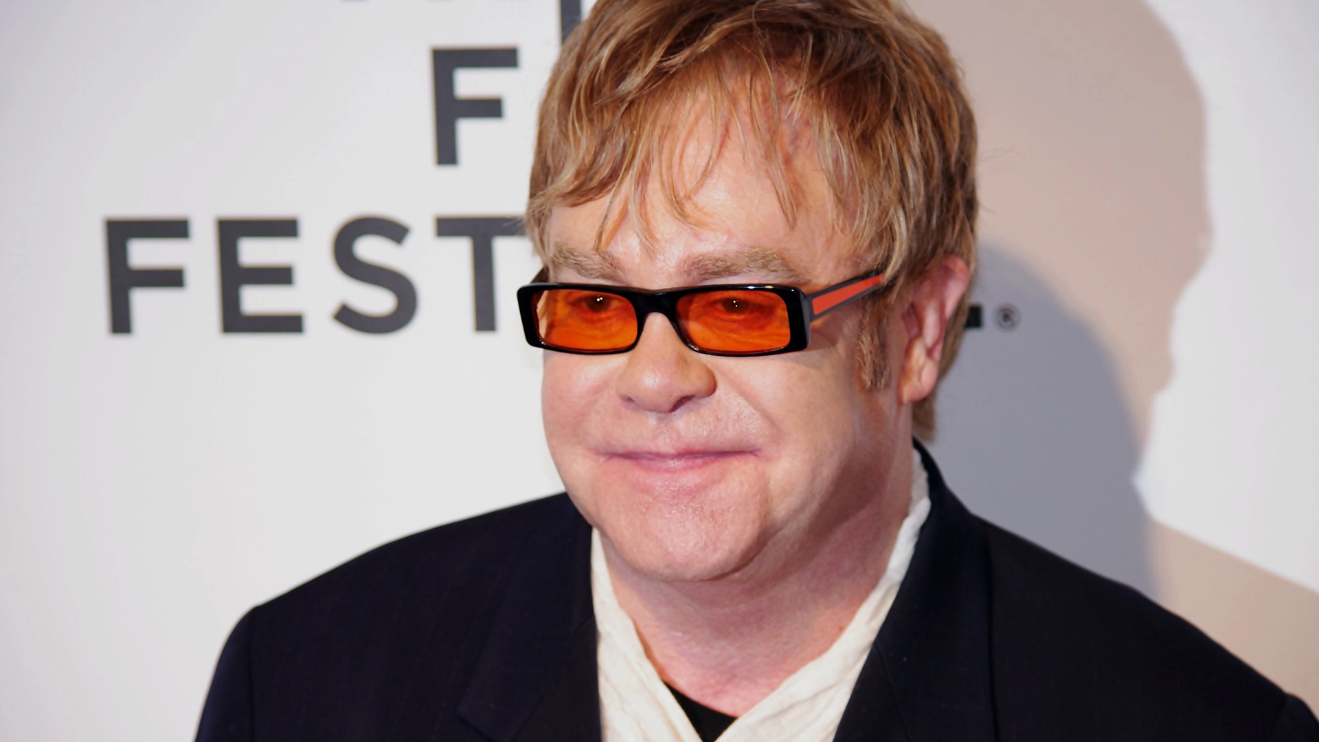Plusieurs artistes, dont Elton John, condamnent le projet britannique de droit d’auteur sur l’IA